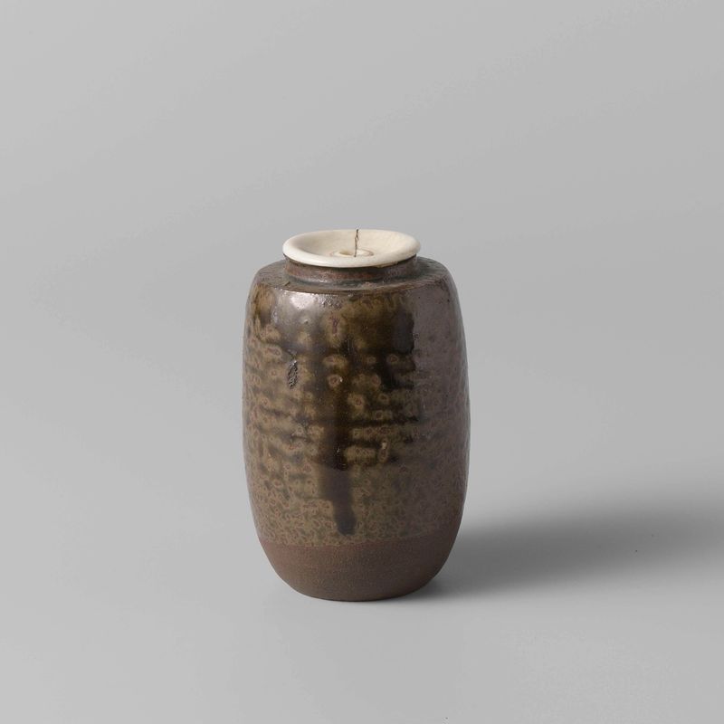 Caddy de té con un esmalte marrón verdoso de un artista desconocido