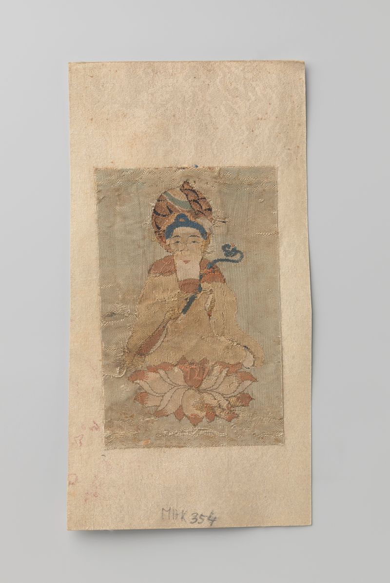 Tapiz budista de Unknown Artist que representa a un Buda sentado con ruyi sobre un loto