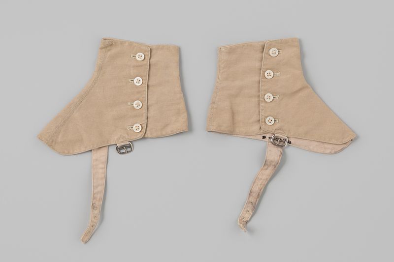 Trabajo textil con lino, botones y un cinturón de The Diamond Gaiter