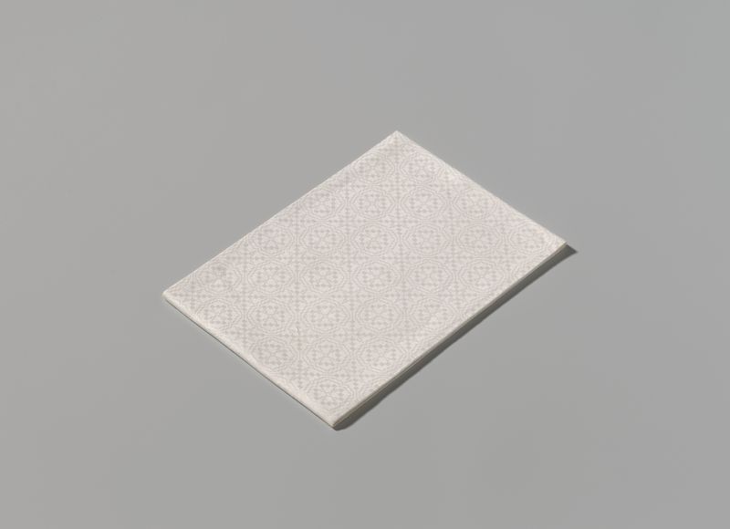 Tela de lino elegantemente drapeada, mostrando textura y artesanía de un artista desconocido.