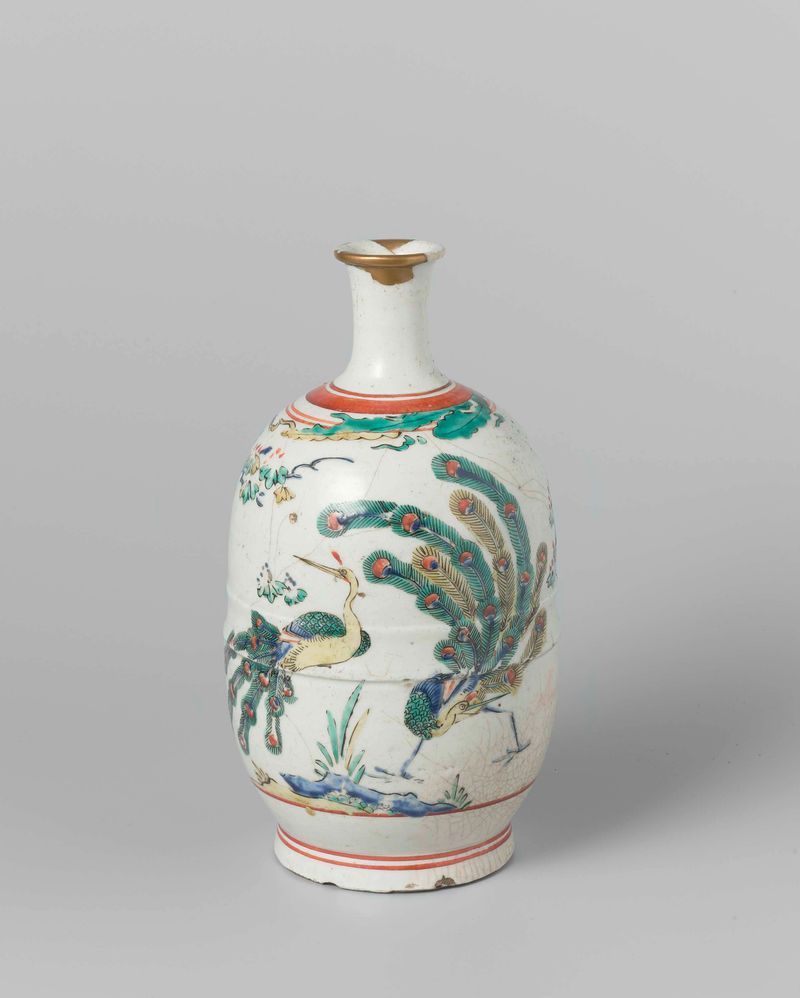 Garrafa de sake com dois pavões e uma planta florida, arte tradicional japonesa, artista desconhecido