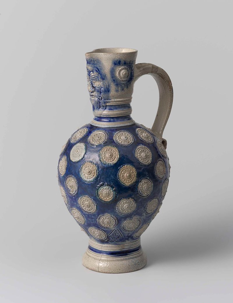 Jarra de cerâmica com máscara e medalhões de Unknown Artist