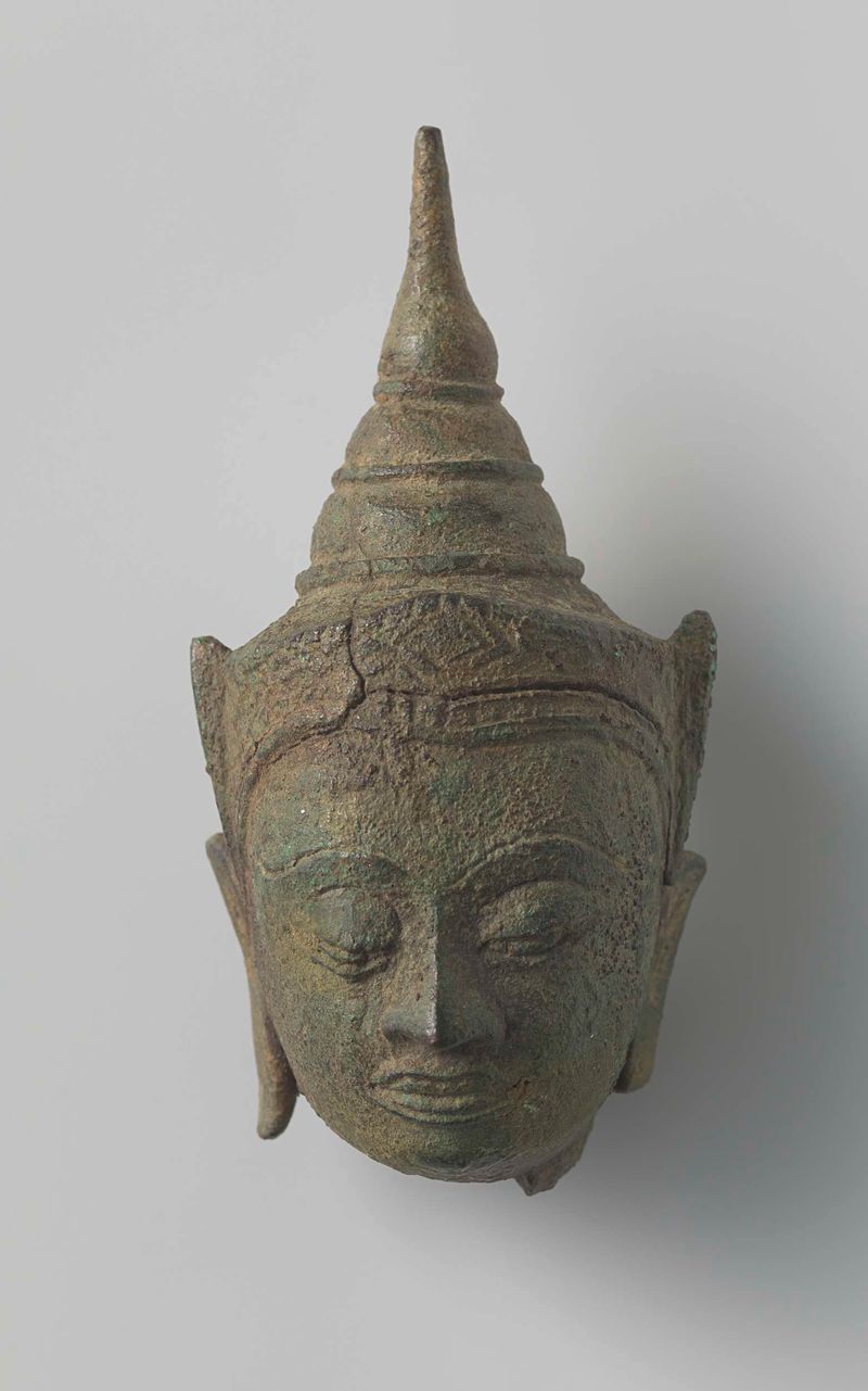 Fragmento de escultura em bronze de um Buda por um artista desconhecido