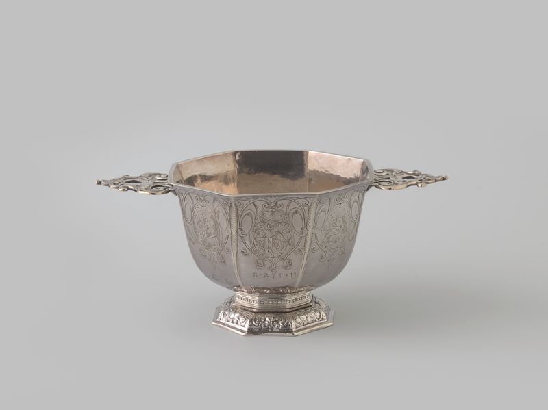 Copa de plata de Lolle Jeltes, medio metálico con intrincados grabados y diseño de ocho lados.