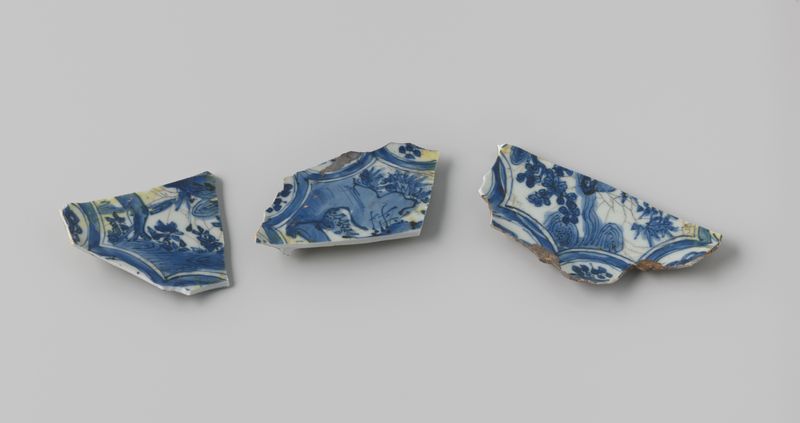 Fragmentos de cerâmica com motivos azuis, Unknown Artist, meio osso