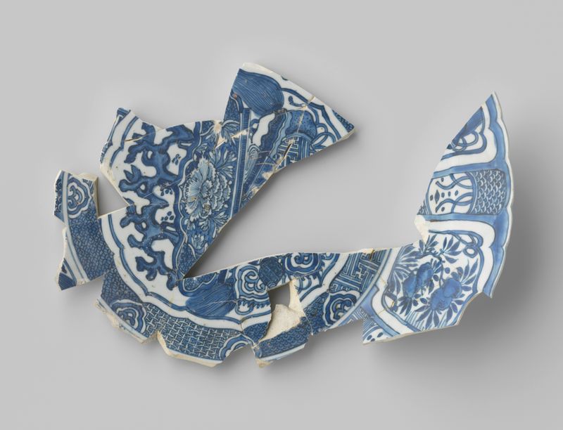 Fragmento cerâmico feito de osso com padrões azuis de Unknown Artist