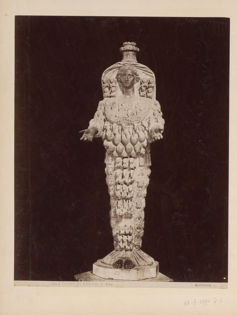 Sculptuur van Artemis van Efeze, albumen print by James Anderson, showcasing the goddess in elegant drapery.