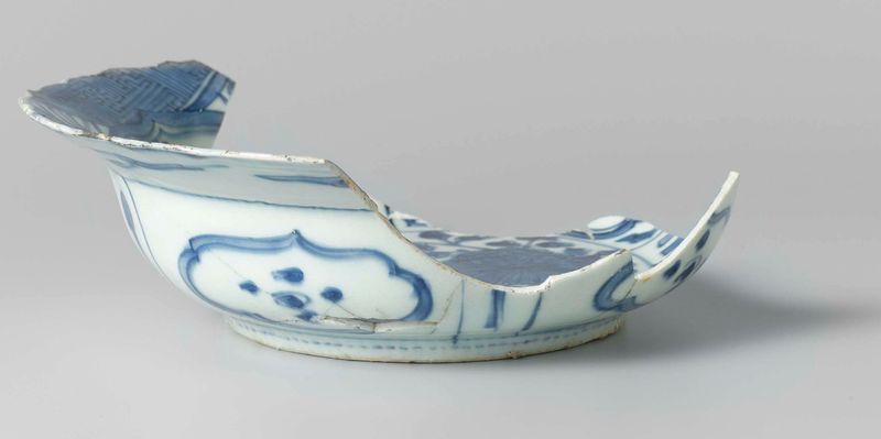 Plato decorativo de hueso con intrincados motivos azules y blancos de Unknown Artist