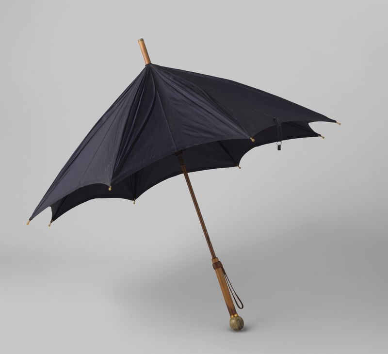 Paraguas de seda azul oscuro con mango de madera y correa de cuero de artista desconocido