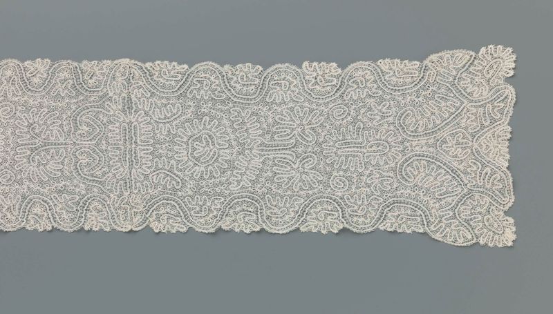 Chal de encaje de artista desconocido, mostrando patrones intrincados y artesanía.