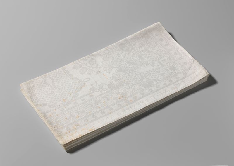 Natureza morta de uma toalha de mesa branca de linho por um artista desconhecido, Idade de Ouro Holandesa