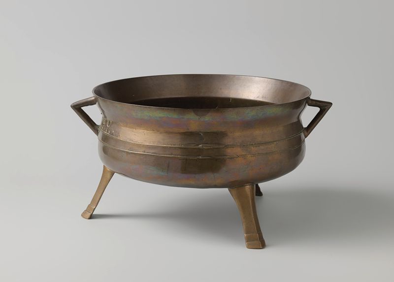 Olla de bronce con detalles intrincados de artista desconocido