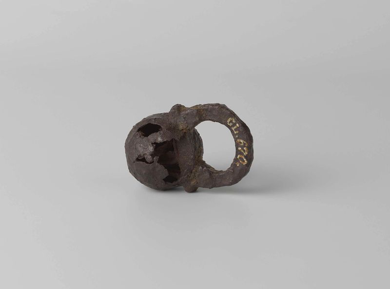 Intrincada cerradura de metal de anoniem, que muestra grabados detallados y patrones ornamentales.