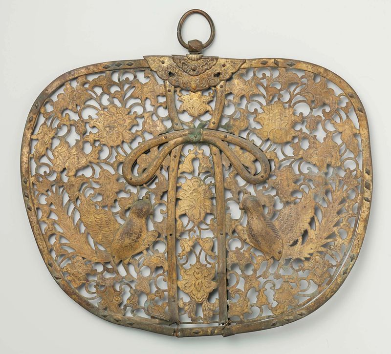 Altar pendant de bronce de artista desconocido con motivos florales y de aves