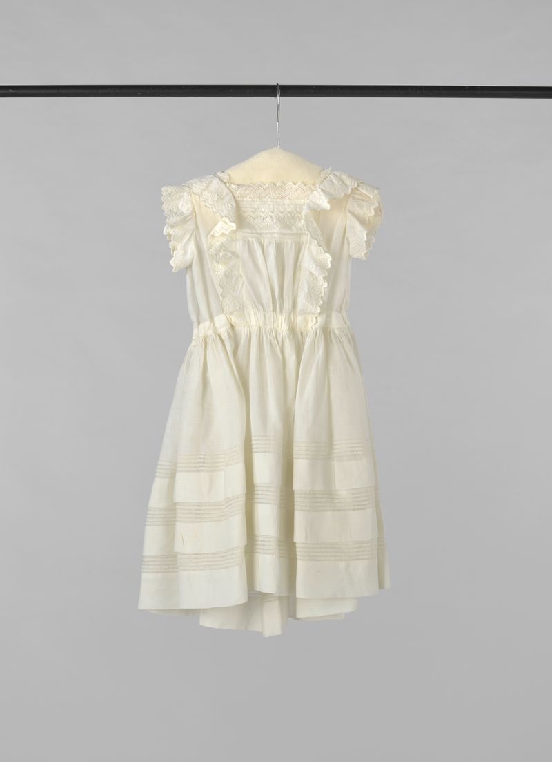 Arte decorativa vitoriana com um vestido infantil e bordas ajour de Unknown Artist