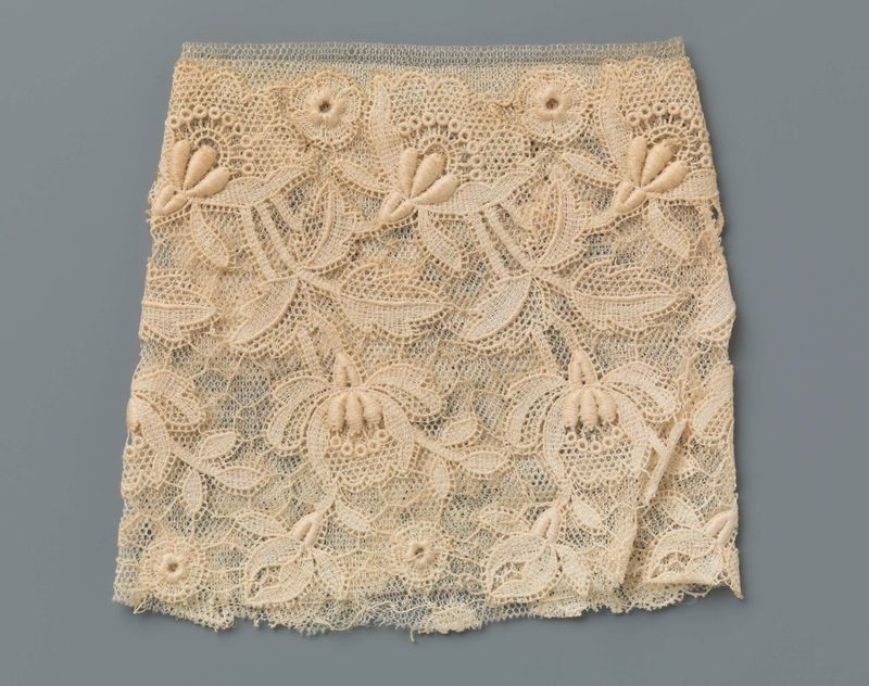 Arte textil de encaje con flores en forma de abanico de Unknown Artist