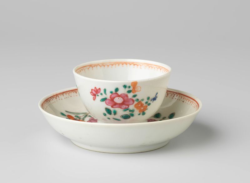 Xícara e pires com flores, porcelana, artista desconhecido