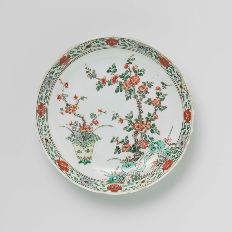 Prato fundo rococó com flores e um vaso de artista desconhecido