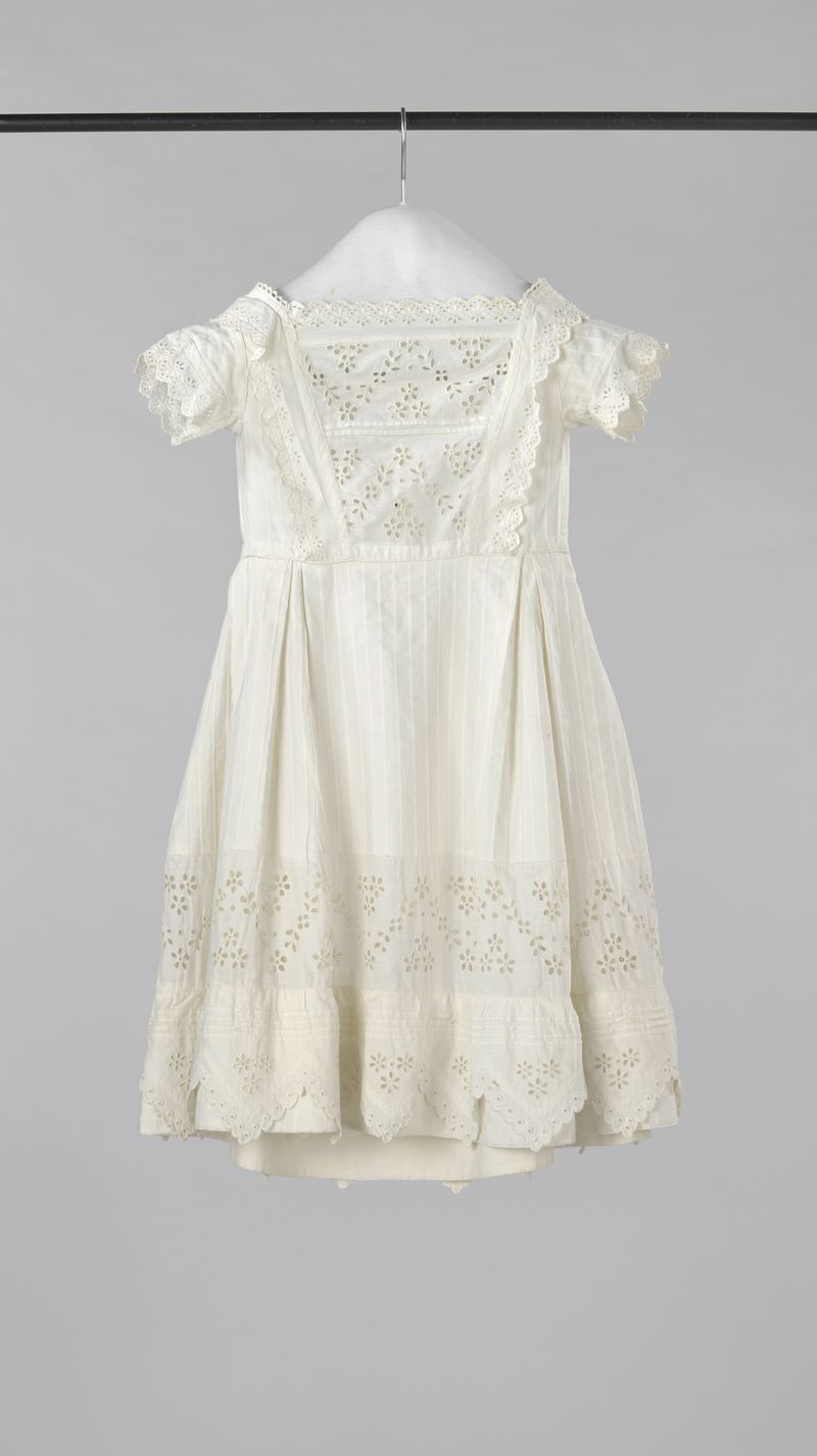 Vestido de algodón victoriano de artista desconocido, c. 1905-1910, con rayas y bordado