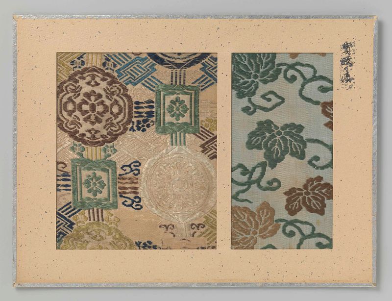 Twee fragmenten textiel, textil de seda de Unknown Artist con patrones intrincados.
