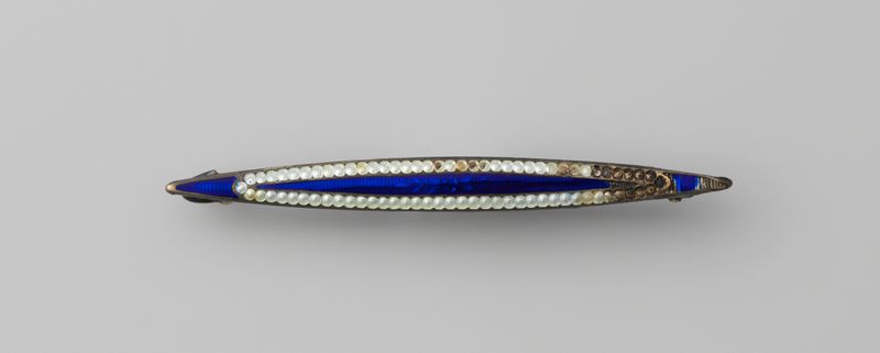 Broche vitoriana de metal com esmalte azul e pérolas falsas de Joseph Adams & Son