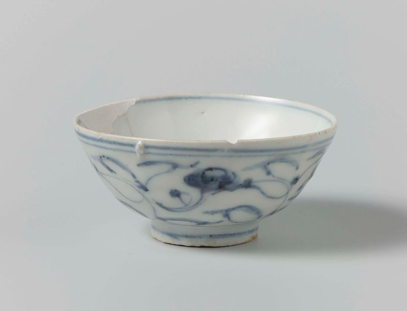 Porcelana de Unknown Artist que representa figuras descendiendo de un barco con luz dorada.
