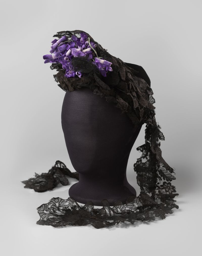 Detalhe de renda de Kapothoedje van machinaal zwart Chantillykant en zwarte Blonde de Unknown Artist
