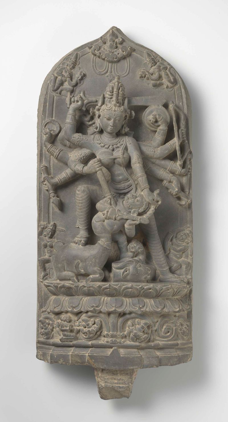 Durga matando o demônio búfalo, escultura em pedra de artista desconhecido