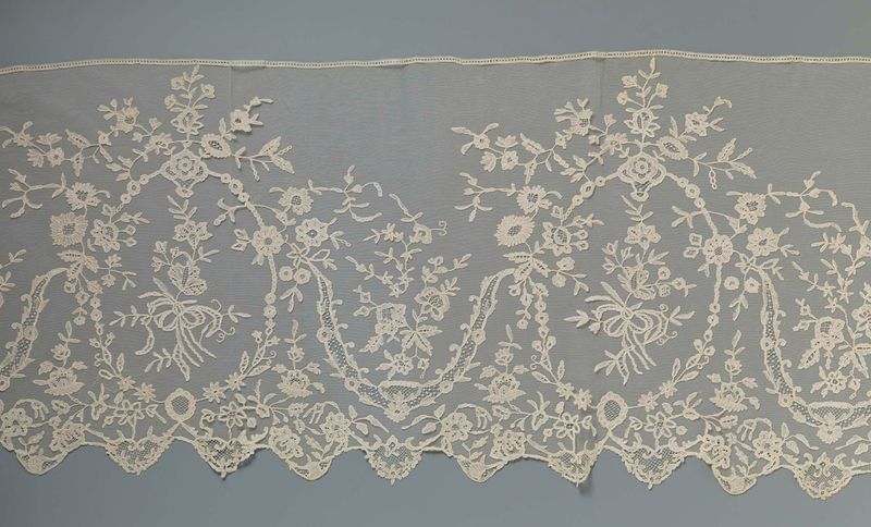 Encaje textil de Unknown Artist con patrones intrincados y colores vibrantes.