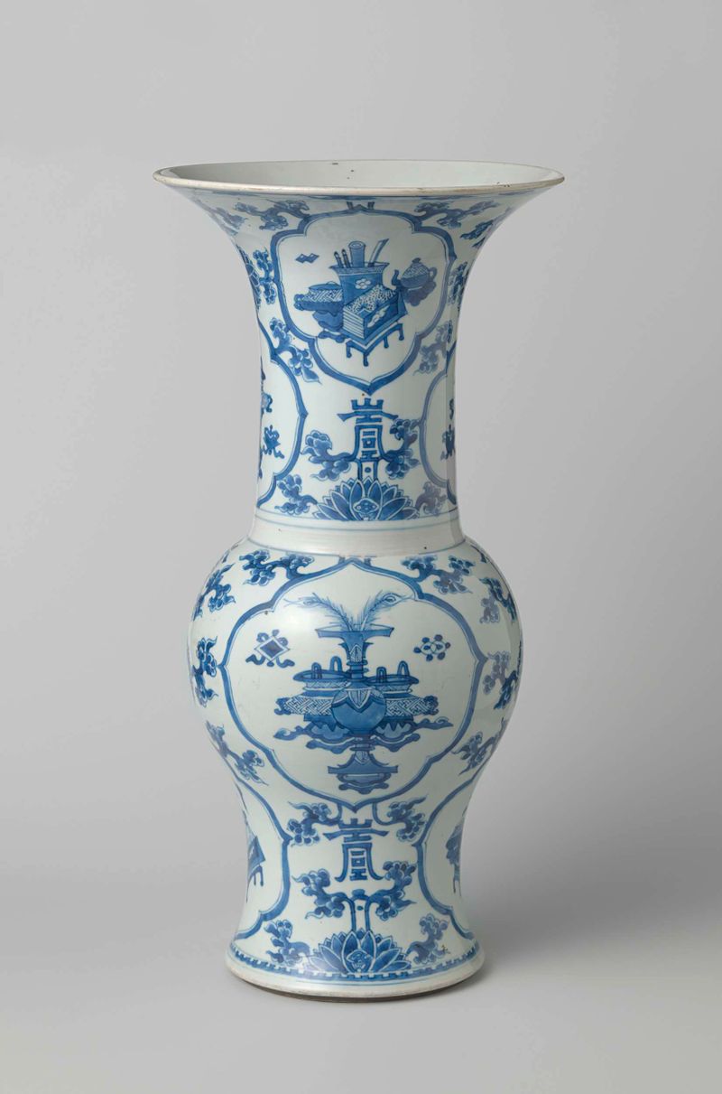 Vaso balustre com enfeites de flores, vidro, artista desconhecido
