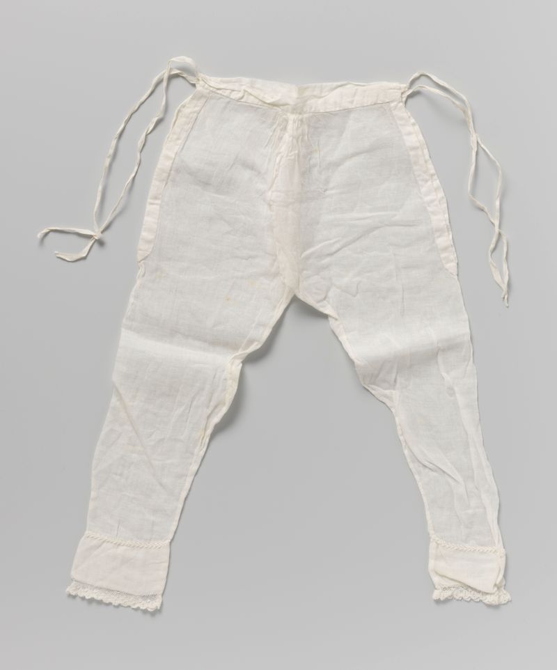 Lange broek van wit batist de Unknown Artist, retratando dobras intrincadas de tecido branco.