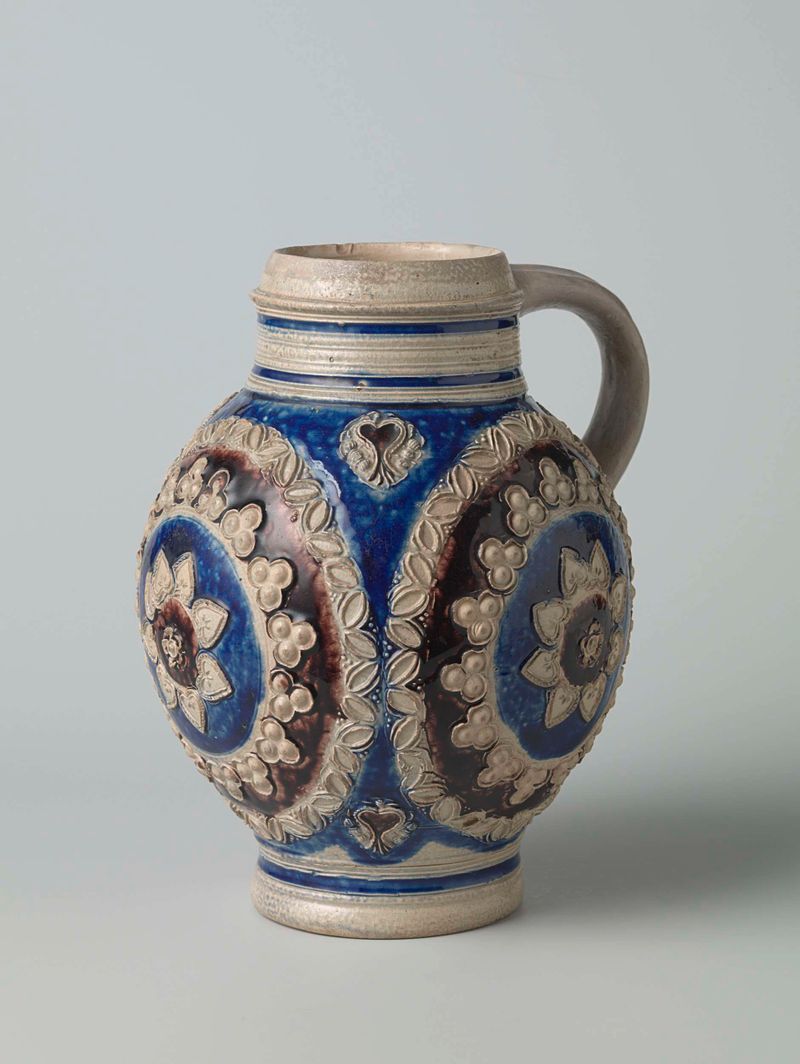Jarra de cerámica con círculos concéntricos y ornamentación floral, artista desconocido