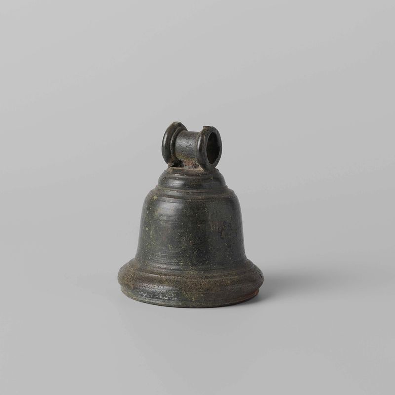 Campana de bronce con grabados intrincados de artista desconocido