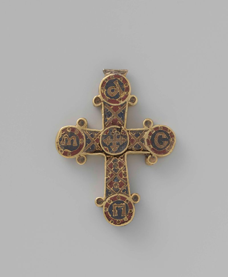 Colgador en forma de cruz de metal por Unknown Artist, c. 900 - c. 1100