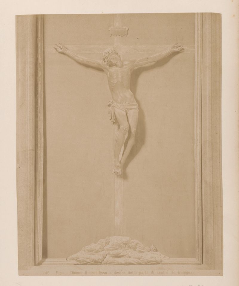 Impressão em álbum de Giacomo Brogi representando um crucifixo em uma porta em Pisa, Itália.
