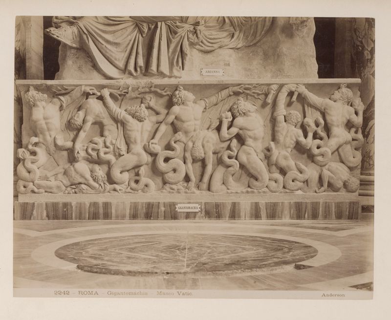 Sculptuur met Gigantomachie de James Anderson, álbumen que representa figuras mitológicas