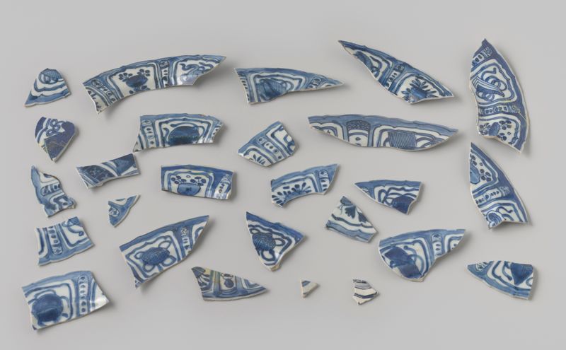 Fragmentos de porcelana del barco VOC 'Witte Leeuw', medio hueso, Unknown Artist