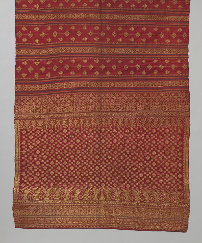 Diseño textil decorativo con patrones intrincados, creado por un artista desconocido.