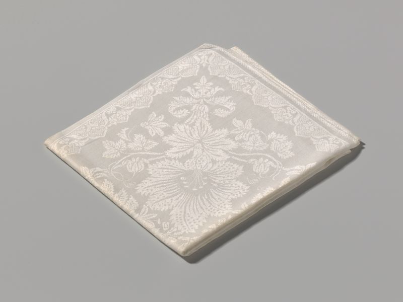 Textil decorativo con patrones florales y acentos dorados de Unknown Artist