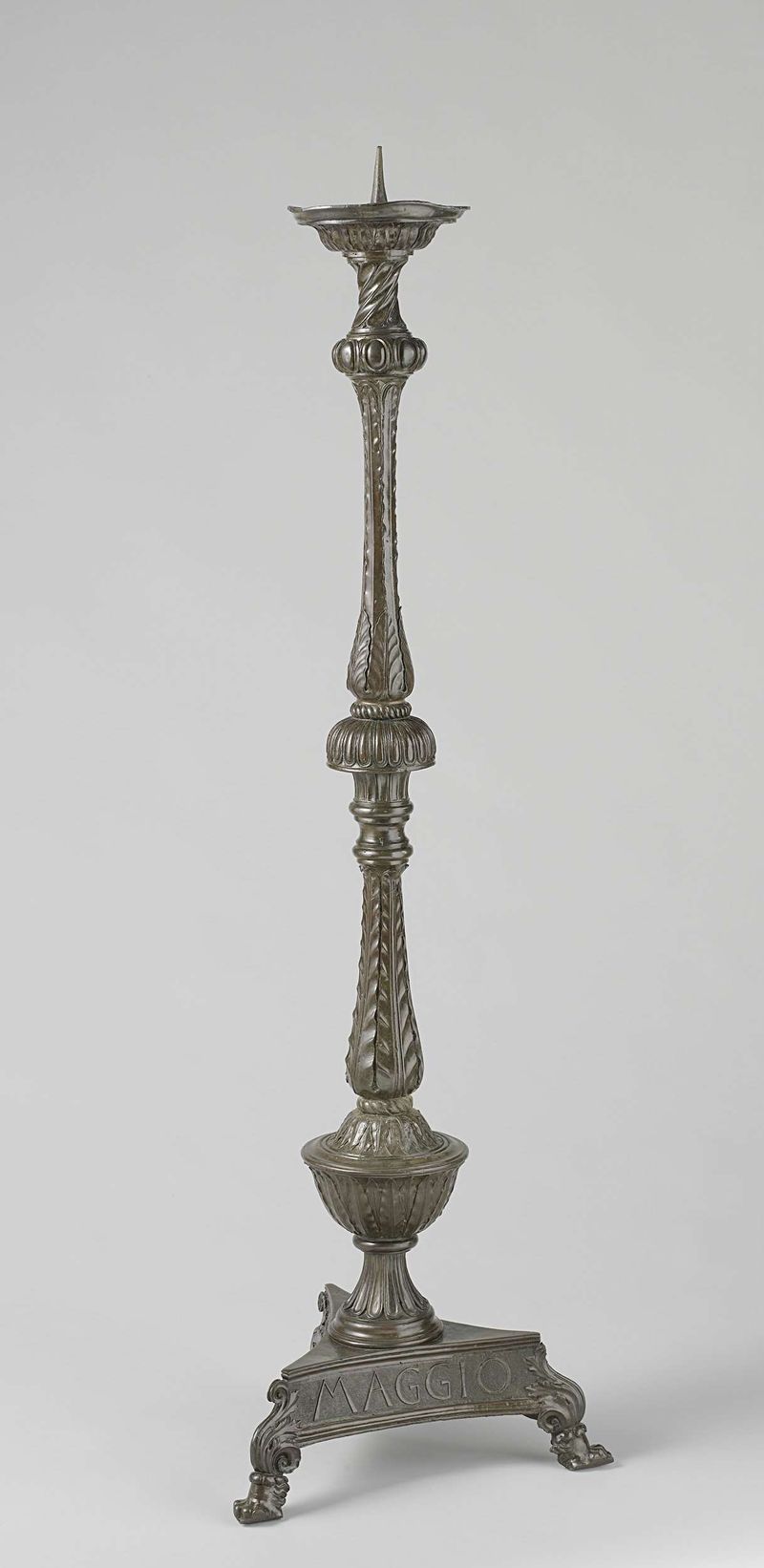 Candelabro de bronce de Andrea del Verrocchio, diseñado intrincadamente en 1468.