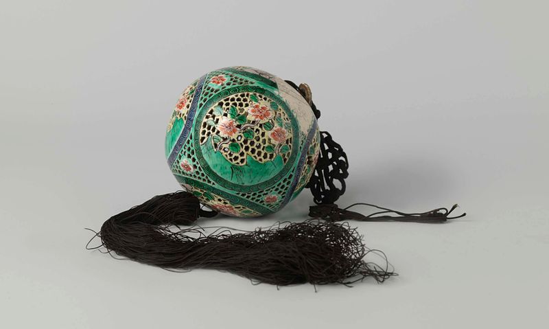 Bola delicadamente perfurada com borla de seda, meio de seda, Unknown Artist