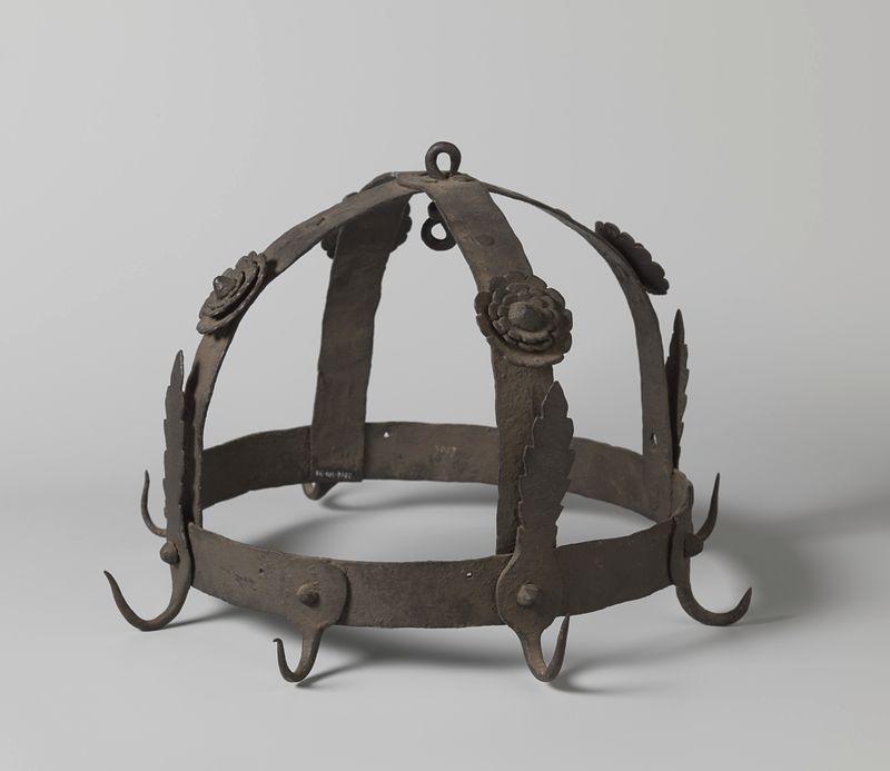 Gothic metal crown with eight hooks by anoniem