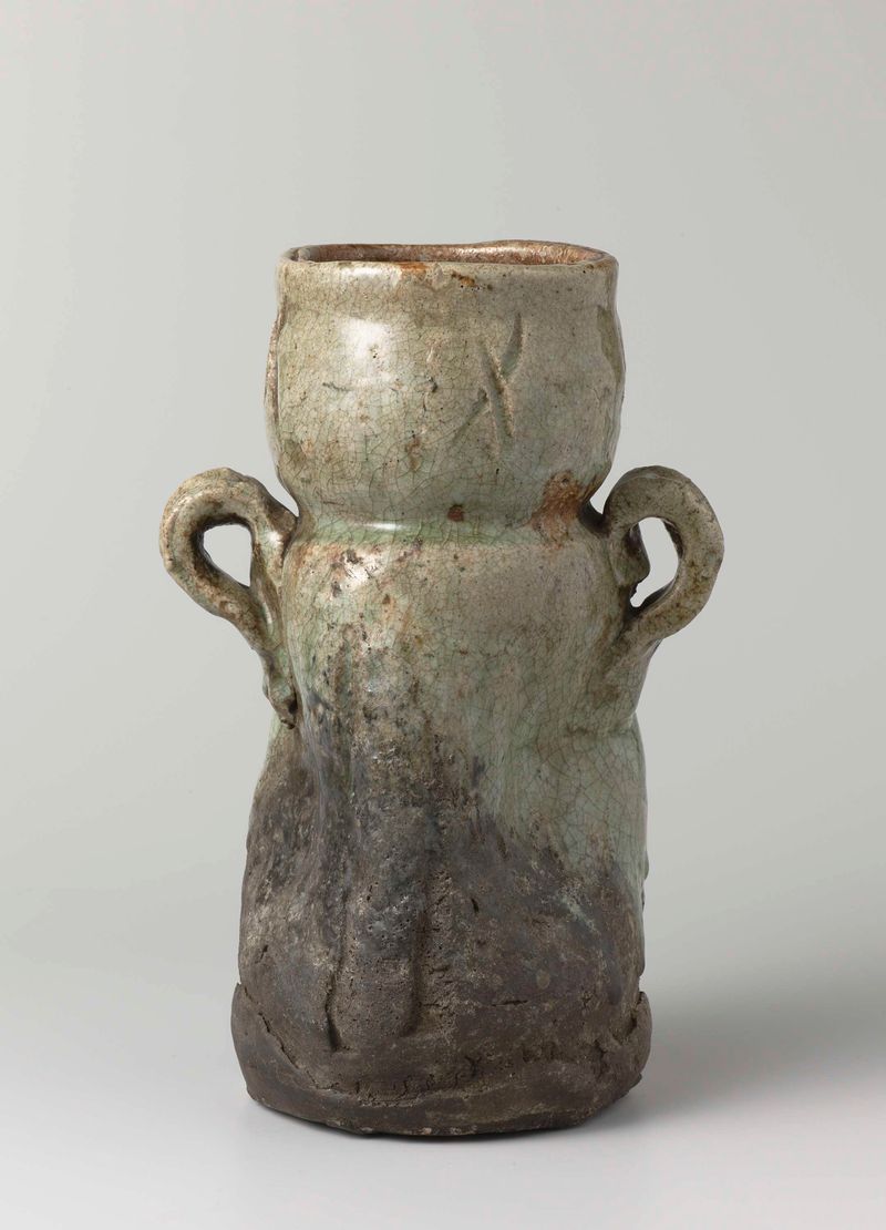Vaso de cerámica con esmalte verde y dos asas de Artista Desconocido