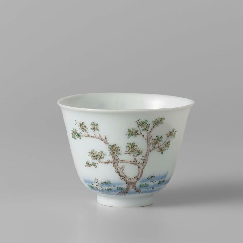 Naturaleza muerta de una taza de porcelana y un árbol de osmanthus de un artista desconocido