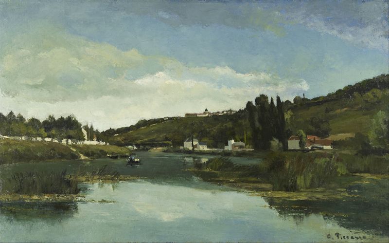 The Marne at Chennevières, óleo sobre lienzo de Camille Pissarro, que representa un paisaje de río tranquilo.