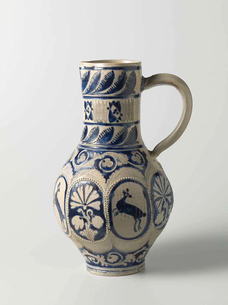 Jarro de cerâmica com cervo e scrolls florais de Unknown Artist