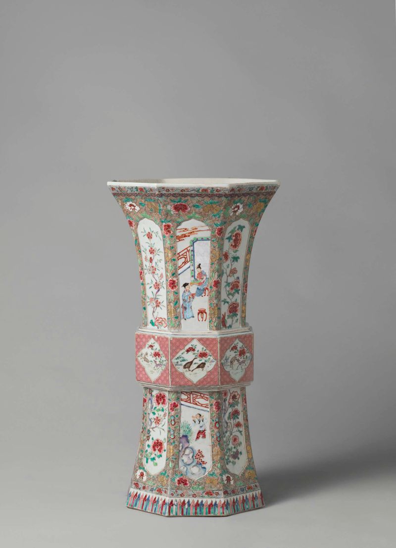 Garniture, um conjunto decorativo de porcelana de artista desconhecido