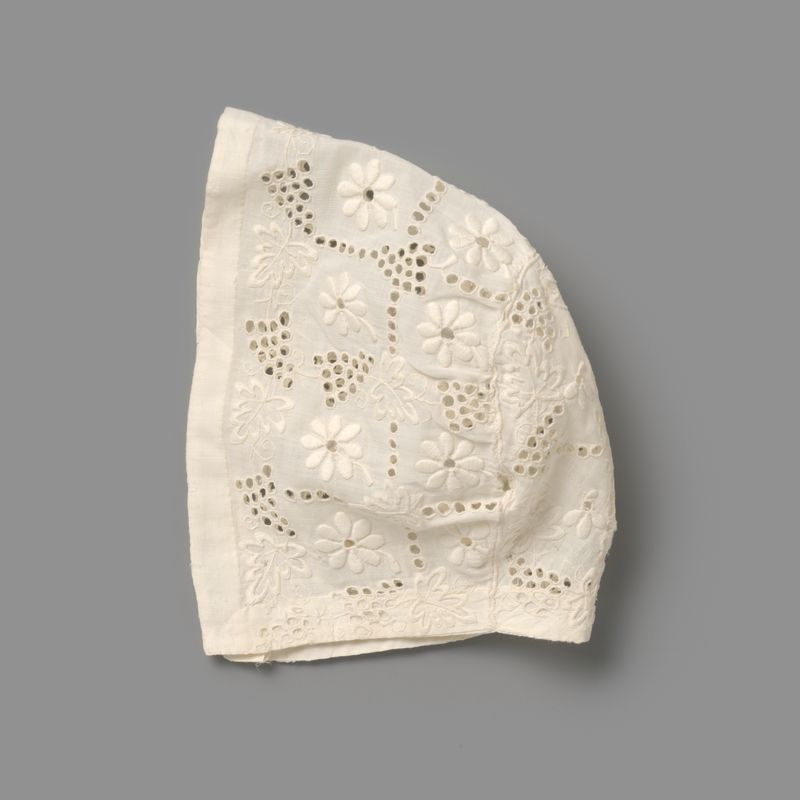 Gorro infantil de algodón con bordado inglés de Unknown Artist