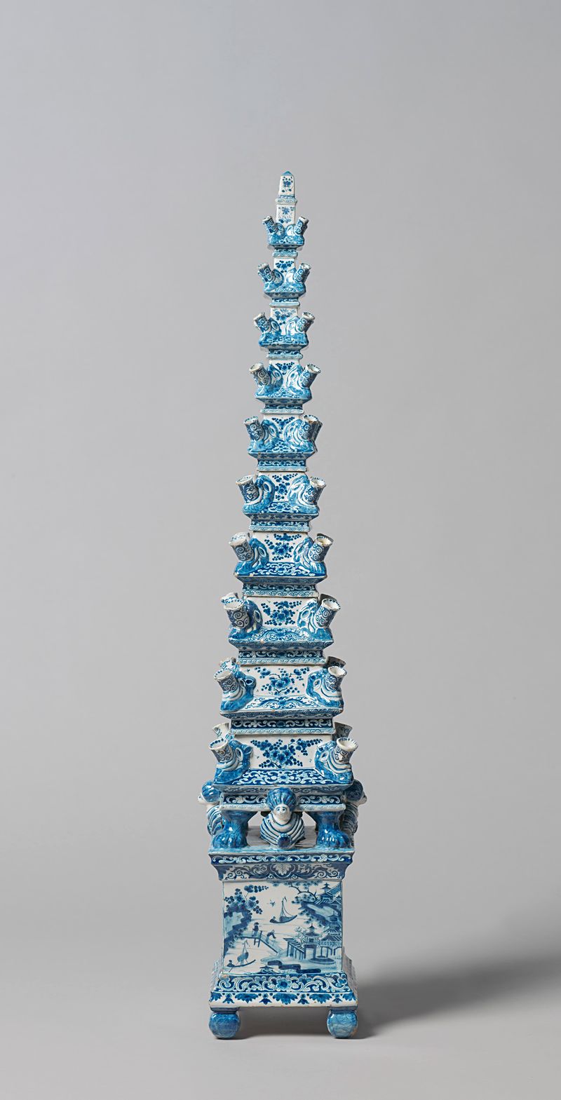 Pirámide de flores de cerámica de Unknown Artist en azul y blanco