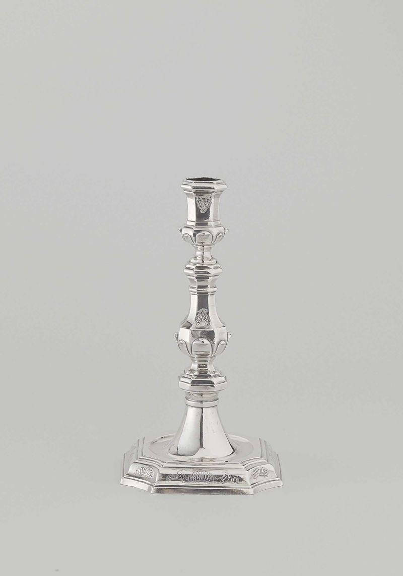 Candelabro de plata rococó de Louis de Haan, con base octagonal y motivos ornamentales.
